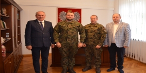 Spotkanie Starosty Gostynińskiego z ppłk Bartoszem Rożkiem Dowódcą 37 Sochaczewskiego dywizjonu rakietowego Obrony Powietrznej im. gen. bryg. Zdzisława Juliana Starosteckiego 